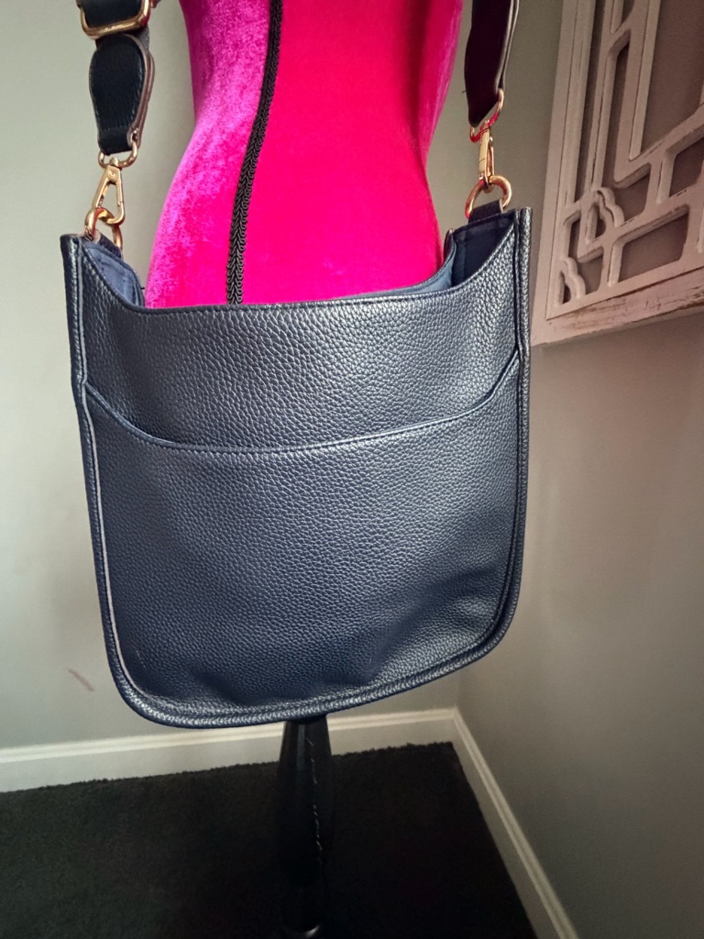 Navy blue pebbled leather Crossbody
Gold hardware